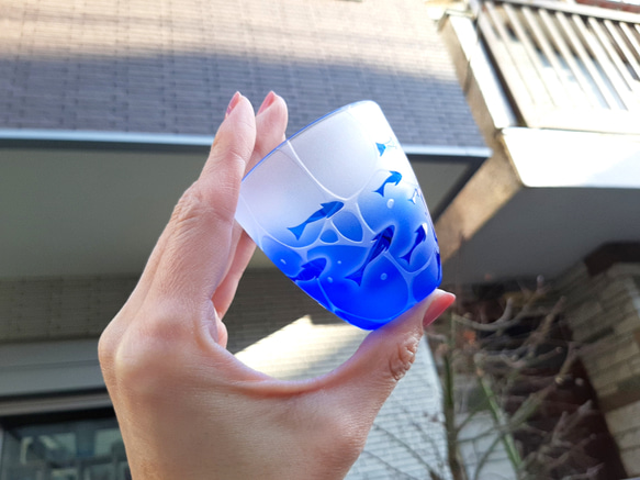 【 minamo 】小魚  ぐい呑み サンドブラスト彫刻 青いグラス ギフトやお祝い 父の日 母の日 3枚目の画像