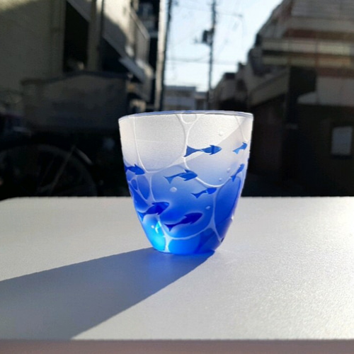 minamo 】小魚 ぐい呑み サンドブラスト彫刻 青いグラス ギフトや