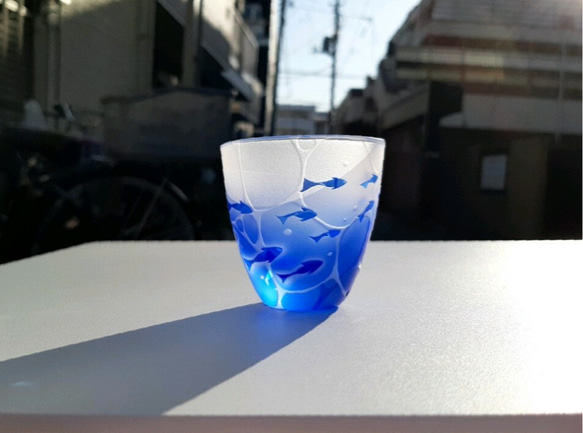 【 minamo 】小魚  ぐい呑み サンドブラスト彫刻 青いグラス ギフトやお祝い 父の日 母の日 4枚目の画像