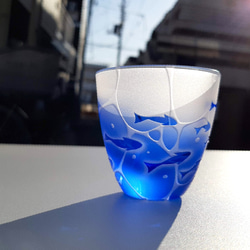 【 minamo 】小魚  ぐい呑み サンドブラスト彫刻 青いグラス ギフトやお祝い 父の日 母の日 5枚目の画像