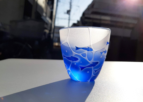 【 minamo 】小魚  ぐい呑み サンドブラスト彫刻 青いグラス ギフトやお祝い 父の日 母の日 5枚目の画像