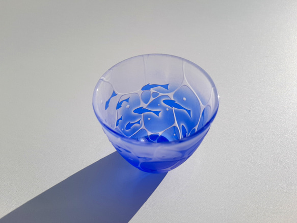 【 minamo 】小魚  ぐい呑み サンドブラスト彫刻 青いグラス ギフトやお祝い 父の日 母の日 6枚目の画像