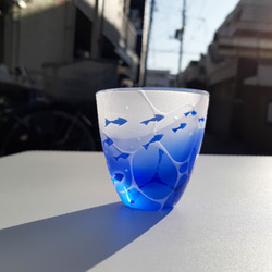 【 minamo 】小魚  ぐい呑み サンドブラスト彫刻 青いグラス ギフトやお祝い 父の日 母の日 7枚目の画像