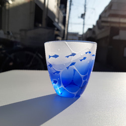 【 minamo 】小魚  ぐい呑み サンドブラスト彫刻 青いグラス ギフトやお祝い 父の日 母の日 7枚目の画像