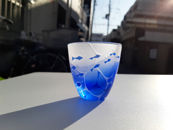 【 minamo 】小魚  ぐい呑み サンドブラスト彫刻 青いグラス ギフトやお祝い 父の日 母の日 7枚目の画像