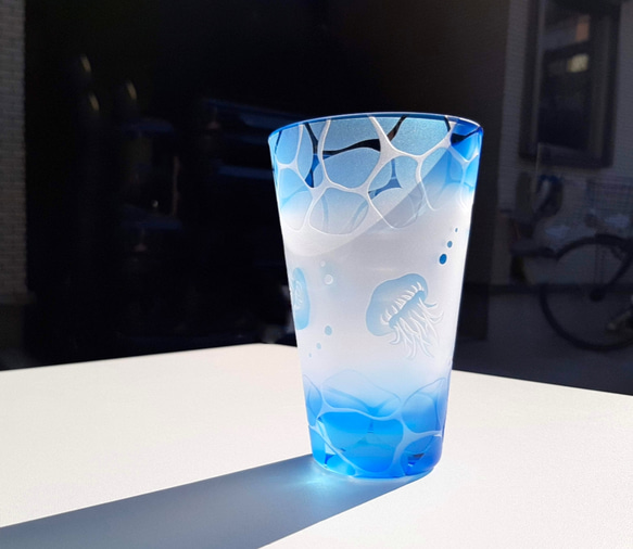 受注生産【 minamo】 癒し漂う くらげグラス 青いガラス 夏色 お祝い 父の日 1枚目の画像