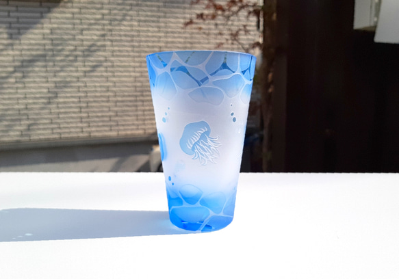 受注生産【 minamo】 癒し漂う くらげグラス 青いガラス 夏色 お祝い 父の日 5枚目の画像