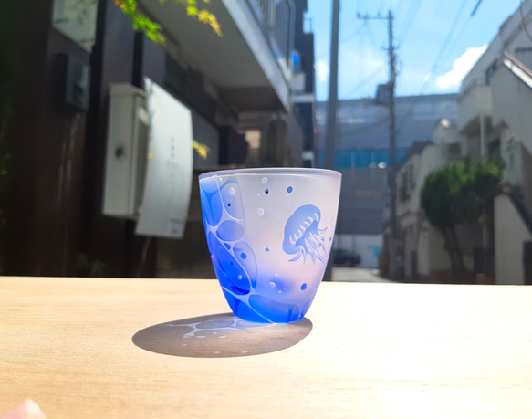 受注制作】クラゲの丸ぐい呑み 青蘭 サンドブラスト 海グラス 夏色