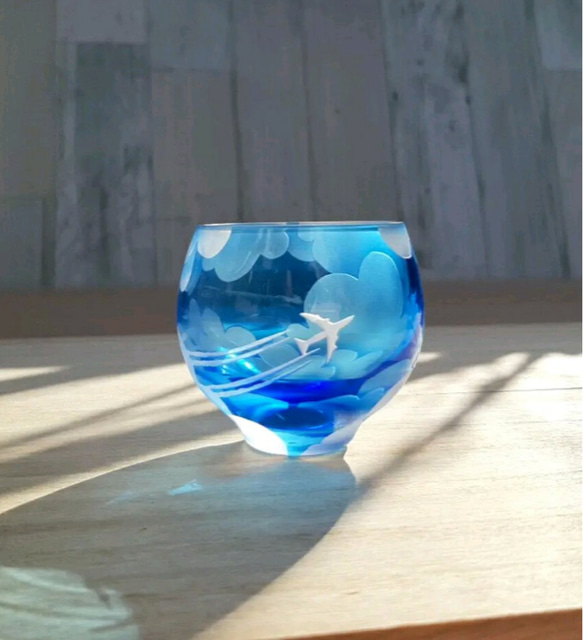 【受注生産】Sky Hi 飛行機雲 青空丸ぐい呑み おちょこ サンドブラスト 父の日 母の日 2枚目の画像