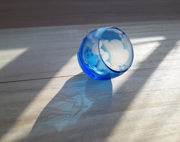 【受注生産】Sky Hi 飛行機雲 青空丸ぐい呑み おちょこ サンドブラスト 父の日 母の日 4枚目の画像