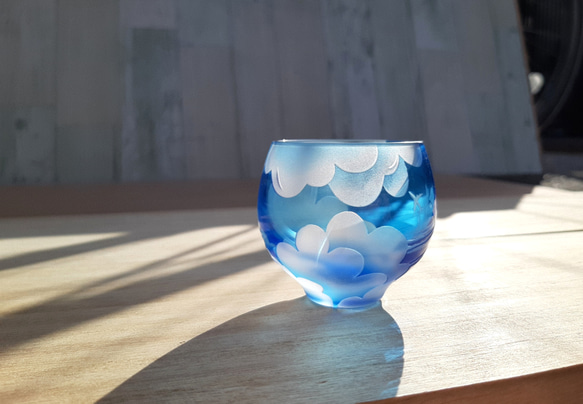 【受注生産】Sky Hi 飛行機雲 青空丸ぐい呑み おちょこ サンドブラスト 父の日 母の日 5枚目の画像
