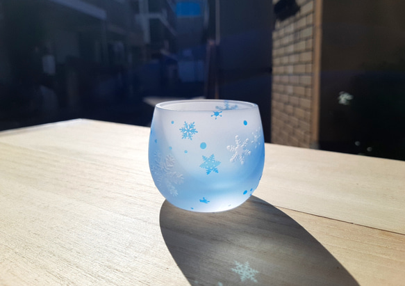 雪の結晶 雪玉 丸ぐい呑み おちょこ サンドブラスト 冬グラス 単品 2枚目の画像