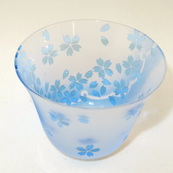 舞い桜-ぐい呑み グラス 水色ブルー サンドブラスト ガラス 父の日 1枚目の画像