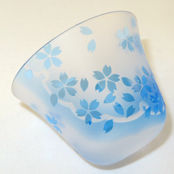 舞い桜-ぐい呑み グラス 水色ブルー サンドブラスト ガラス 父の日 2枚目の画像