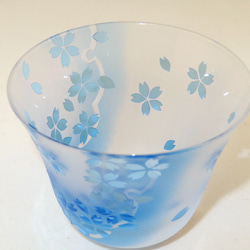 舞い桜-ぐい呑み グラス 水色ブルー サンドブラスト ガラス 父の日 3枚目の画像