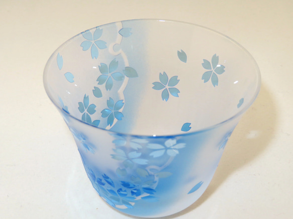 舞い桜-ぐい呑み グラス 水色ブルー サンドブラスト ガラス 父の日 3枚目の画像