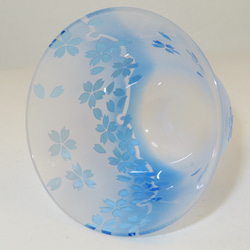 舞い桜-ぐい呑み グラス 水色ブルー サンドブラスト ガラス 父の日 4枚目の画像
