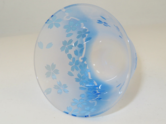 舞い桜-ぐい呑み グラス 水色ブルー サンドブラスト ガラス 父の日 4枚目の画像