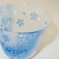 舞い桜-ぐい呑み グラス 水色ブルー サンドブラスト ガラス 父の日 5枚目の画像