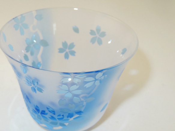 舞い桜-ぐい呑み グラス 水色ブルー サンドブラスト ガラス 父の日 5枚目の画像