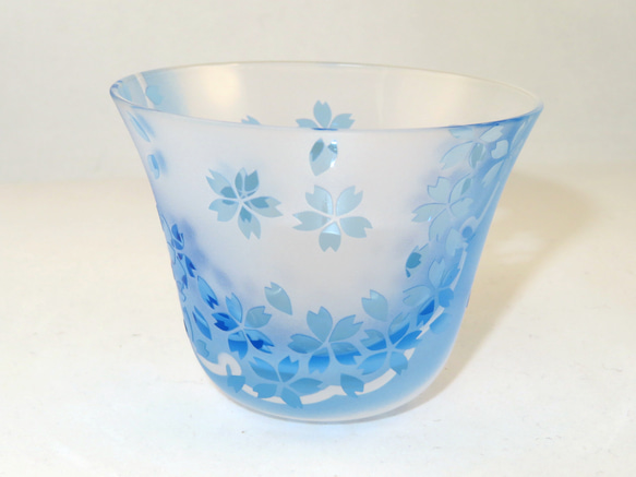 舞い桜-ぐい呑み グラス 水色ブルー サンドブラスト ガラス 父の日 6枚目の画像