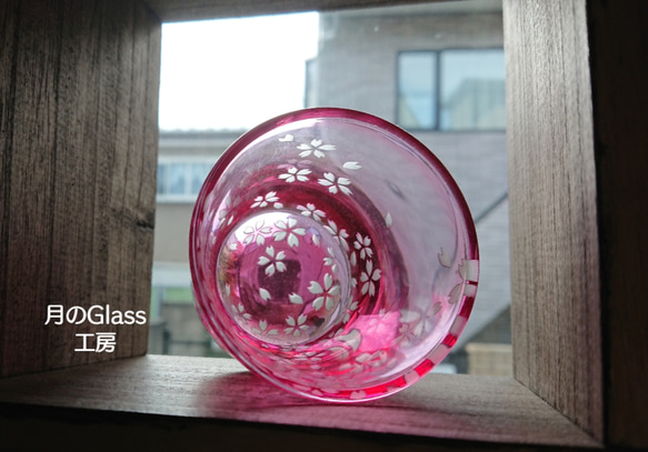 【現品限り】-艶桜- サンドブラスト ロックグラス ピンク 花 ギフト  プレゼント お祝い 3枚目の画像