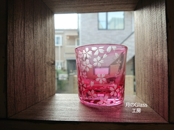 【現品限り】-艶桜- サンドブラスト ロックグラス ピンク 花 ギフト  プレゼント お祝い 4枚目の画像