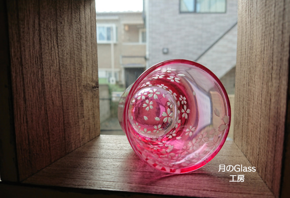 【現品限り】-艶桜- サンドブラスト ロックグラス ピンク 花 ギフト  プレゼント お祝い 5枚目の画像