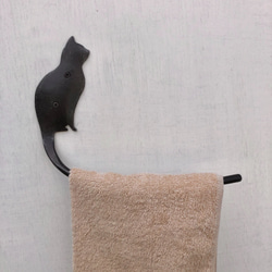 猫の横向きのタオルハンガー 1枚目の画像