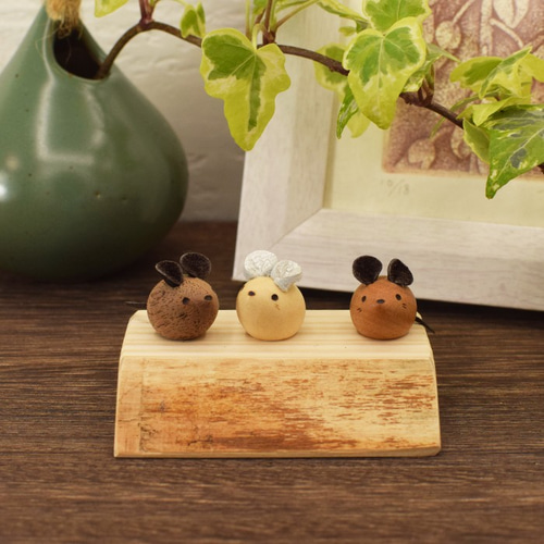 送料無料 / 手のひらサイズの 木の置物(小) ねずみ 3 兄弟 セット