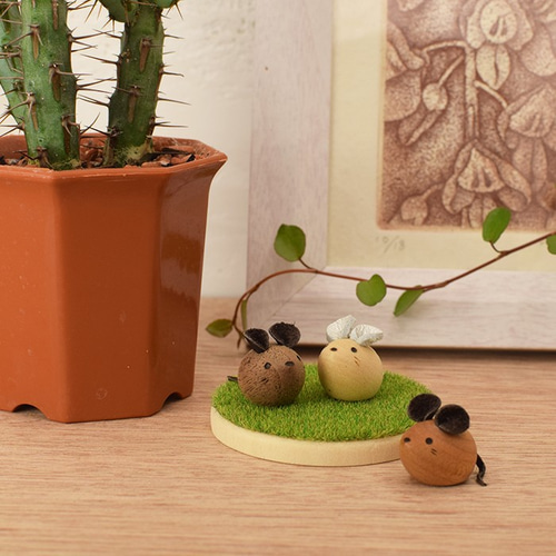 送料無料 / 手のひらサイズの 木の置物(小) ねずみ 3 兄弟 セット