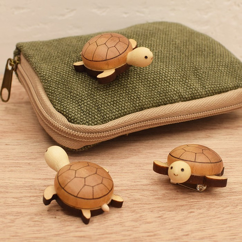 木製 かめのブローチ 国産 / 亀 / 縁起物 / お守り / バッジ ブローチ