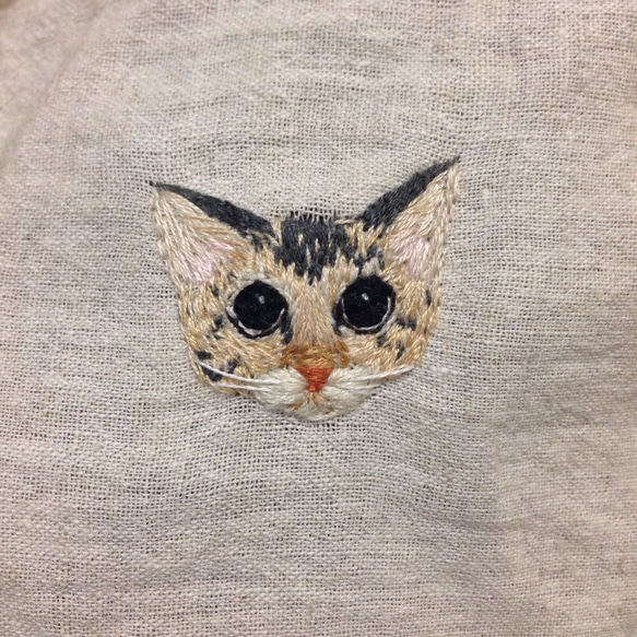 手刺繍＊キジトラ猫ブローチ 2枚目の画像