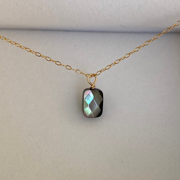 《14kgf》ブラックシェル　スクエアカット　ソリティア ネックレス 1枚目の画像