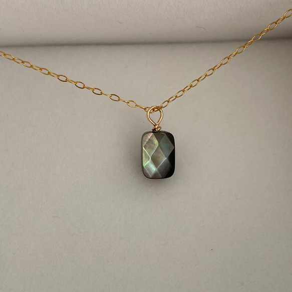 《14kgf》ブラックシェル　スクエアカット　ソリティア ネックレス 2枚目の画像