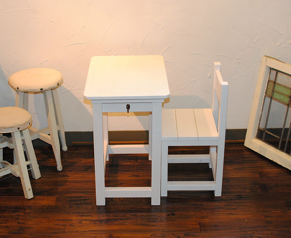★白いレトロ机★かわいい昭和レトロの小さな勉強机と椅子★ 1枚目の画像