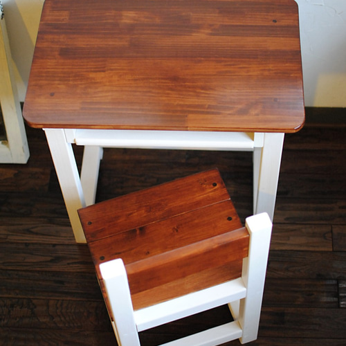 ☆白とチーク色のかわいい昭和レトロの小さな勉強机と椅子セット