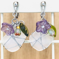 白シーグラスと紫小花のイヤリング 2枚目の画像
