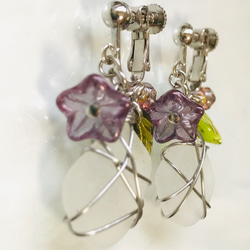 白シーグラスと紫小花のイヤリング 4枚目の画像