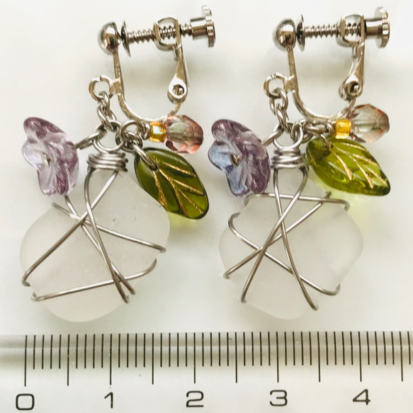 白シーグラスと紫小花のイヤリング 5枚目の画像
