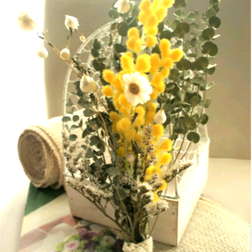 キュートな黄色い瀬戸内ミモザをユーカリと束ねたミモザ　スワッグ  ドライフラワー キュートな黄色い瀬戸内ミモザをユーカリと束ねたミモザ スワッグ