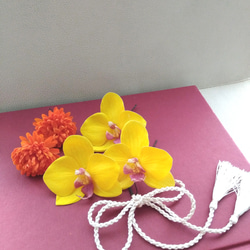 華やかな黄色胡蝶蘭とオレンジピンポンマムの和装髪飾り♥色打掛け、前撮り、成人式、卒業式に。 2枚目の画像