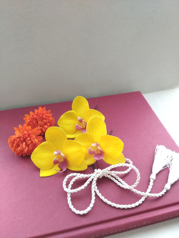 華やかな黄色胡蝶蘭とオレンジピンポンマムの和装髪飾り♥色打掛け、前撮り、成人式、卒業式に。 2枚目の画像