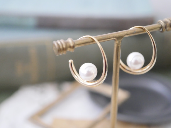 珍珠圈耳環（金）水晶珍珠/貝殼珍珠 第3張的照片