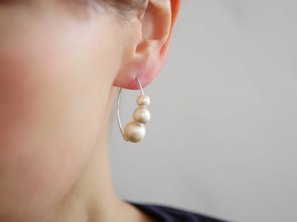 棉質珍珠圈形耳環（銀色） 第8張的照片