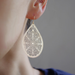 14公斤東方水滴耳環/耳墜，鏤空花紋 第2張的照片