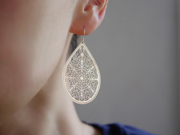 14公斤東方水滴耳環/耳墜，鏤空花紋 第2張的照片