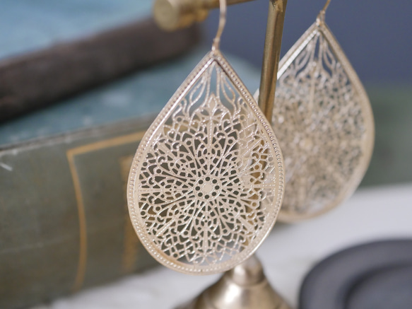 14公斤東方水滴耳環/耳墜，鏤空花紋 第3張的照片