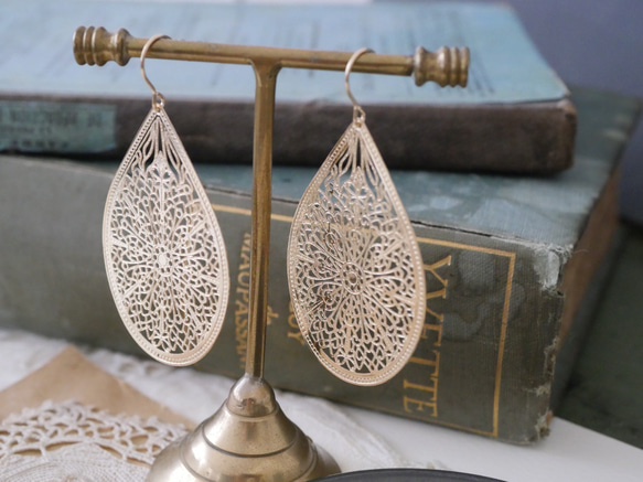14公斤東方水滴耳環/耳墜，鏤空花紋 第4張的照片