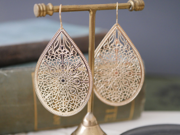 14公斤東方水滴耳環/耳墜，鏤空花紋 第7張的照片